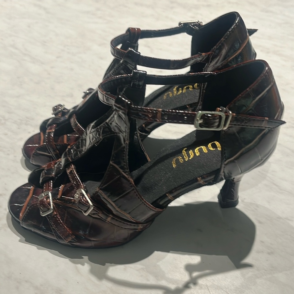 Women’s dance shoe..suede bottoms..